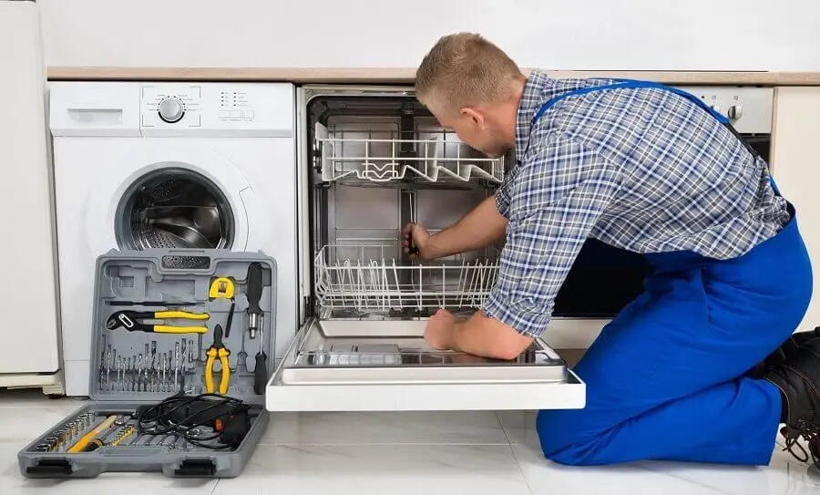 Seferihisar Hoover servisi teknisyen ekibi beyaz eşya tamiri yaparken